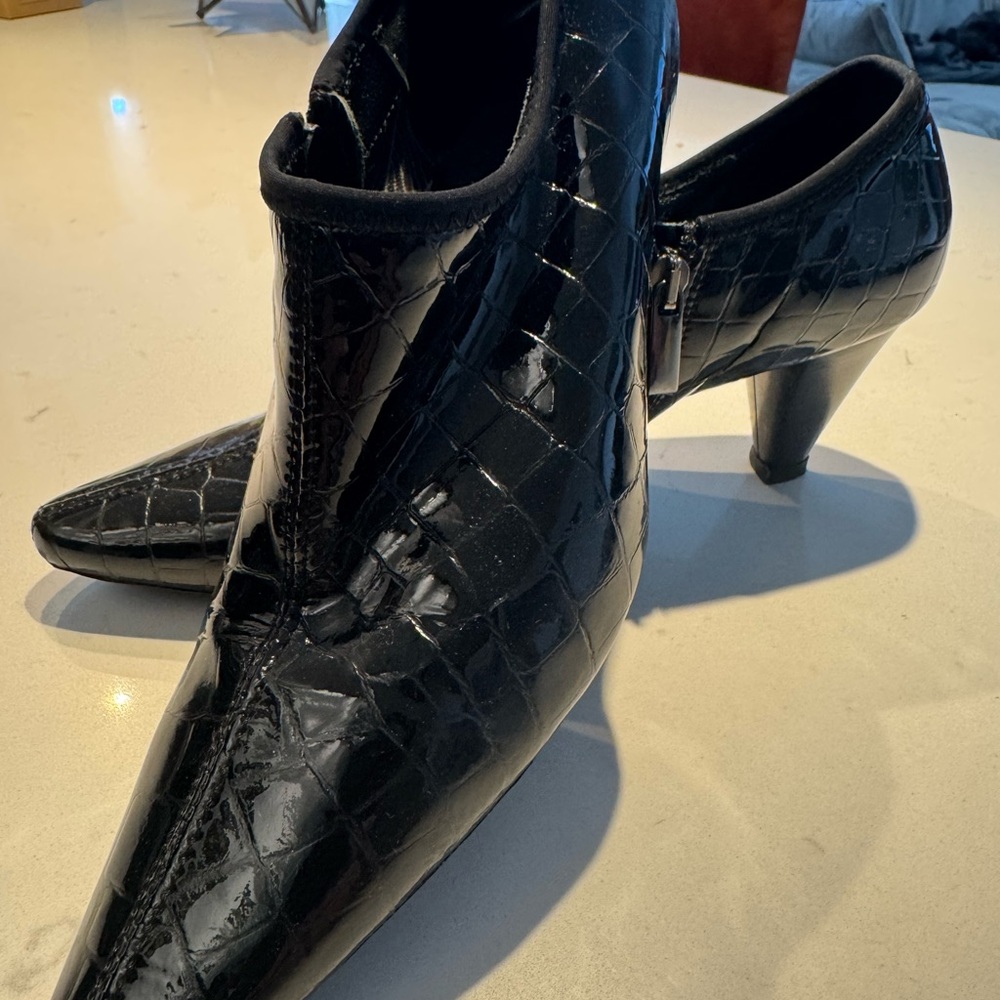 Elegant Black Croc-Embossed Women's Heels